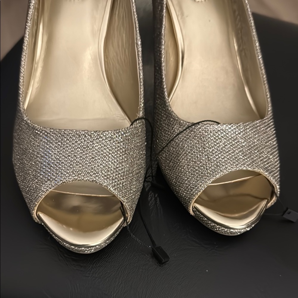 Bandolino
Women's Rainaa Peep Toe Platform Stiletto Pumps Size 10 BRAND NEW❣️ - Picture 9 of 15